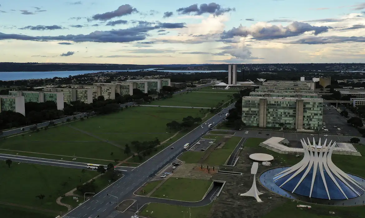No momento, você está visualizando Governo define horário de expediente em jogos do Brasil na Copa