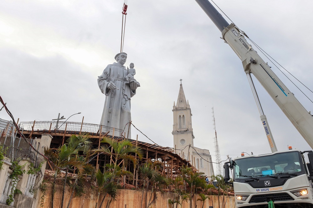 No momento, você está visualizando Santo Antônio de 12 metros e três toneladas é instalado na capital