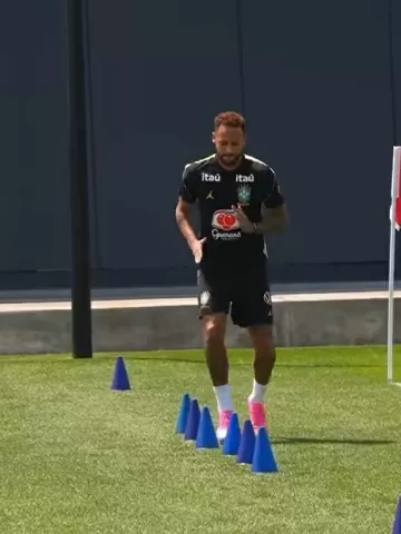 Leia mais sobre o artigo Neymar vai a campo de treino pelo 2º dia seguido